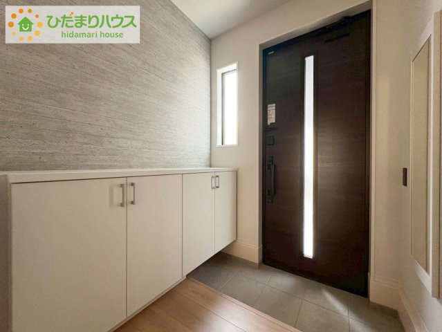 日立市東金沢町9期　新築戸建　2号棟の玄関|"玄関は常にすっきり片付いているのが理想！
これだけの大容量シューズボックスがあれば、捨てたくないものを捨てたりする必要もありません♪"