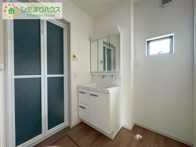 日立市東金沢町9期　新築戸建　2号棟の独立洗面台|三面鏡の大きな鏡は憧れます(^^♪ 鏡の後ろは収納となっていて、細かいものでも収納できるのでスッキリと整理できます！