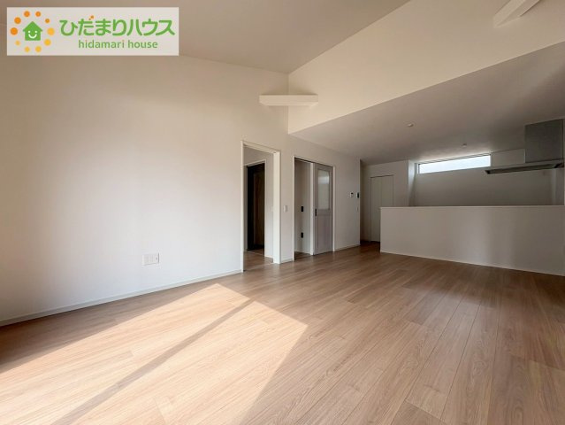日立市東金沢町9期　新築戸建　2号棟の居間・リビング|リビング大きな窓からは、暖かな日の光が降り注ぎます・・・