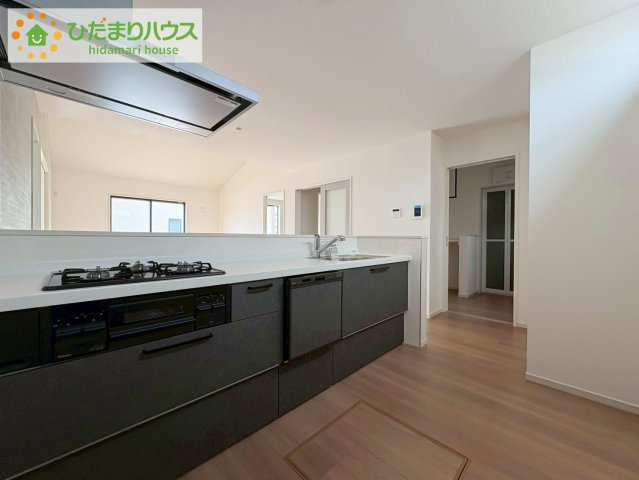 日立市東金沢町9期　新築戸建　2号棟のキッチン|3口コンロと収納豊富なキッチンで、ママの毎日のお料理もはかどります☆