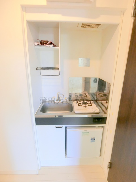 トライアングル蒲田のキッチン|ミニ冷蔵庫付のガスキッチン