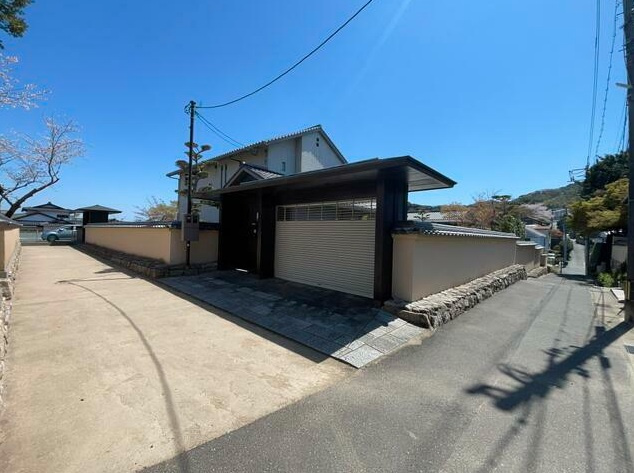 長府惣社町　中古住宅の前面道路含む現地写真