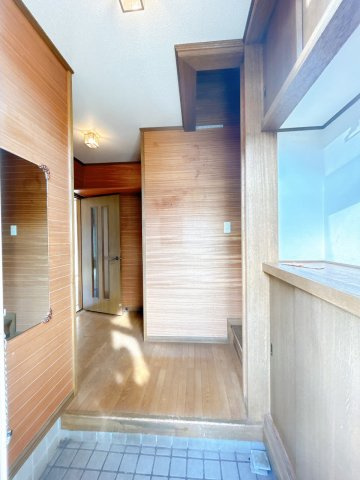 【玄関】 | 北見市中ノ島町３丁目１３番７号　中古売家 | 【リフォーム前】玄関ホール写真です。こちらは壁のクロス張りと床はクッションフロアを上張りします。下駄箱は現状になります。