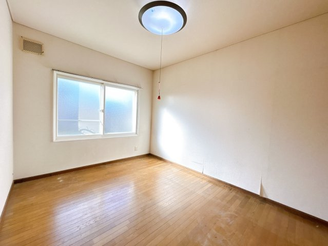 【洋室】 | 北見市中ノ島町３丁目１３番７号　中古売家 | 【リフォーム前】1階洋室写真です。こちらは壁、天井のクロス貼替を行い床はクッションフロアを上張りして仕上げます。照明器具も交換致します。