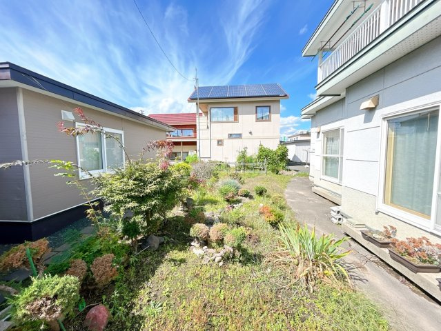 【庭】 | 北見市中ノ島町３丁目１３番７号　中古売家 | 【現況】お庭写真です。ガーデニングや家庭菜園がお好きな方は、南側に日当たりが良いスペースがありますのでいかがでしょうか？