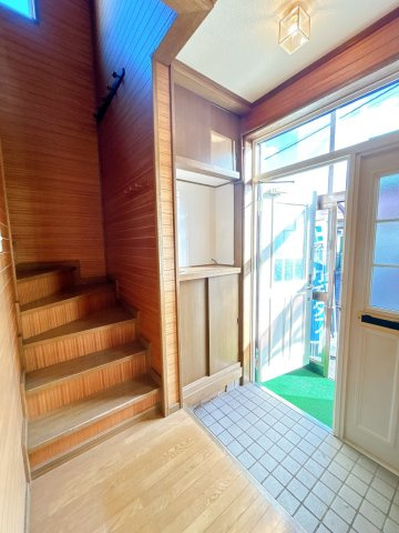 【その他共用部分】 | 北見市中ノ島町３丁目１３番７号　中古売家 | 【リフォーム前】階段はクロスを張り照明を交換し、手すりも新設しますので安心して上り下りできますね。