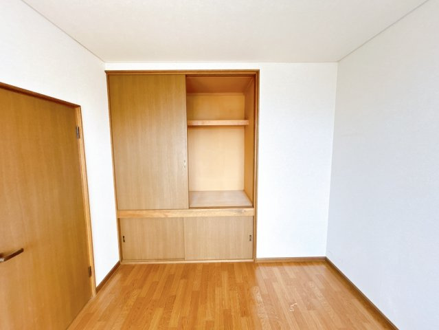 【収納】 | 北見市中ノ島町３丁目１３番７号　中古売家 | 【現状】2階南東側洋室の収納写真です。こちらは現状でのお渡しになります。各部屋に収納があるのは嬉しいですね。