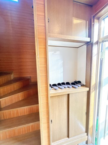 【収納】 | 北見市中ノ島町３丁目１３番７号　中古売家 | 【現状】下駄箱写真です。備付になっておりますので、こちらは現状にてお引き渡しとなります。上下ともに棚が付いており使い勝手が良さそうですね。