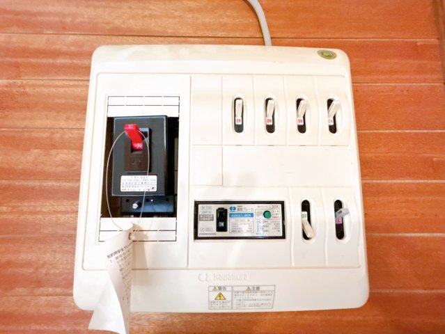 【発電・温水設備】 | 北見市中ノ島町３丁目１３番７号　中古売家 | 【現状】ブレーカー写真です。本住宅は現在30A契約になっております。こちらは現状でのお引き渡しです。