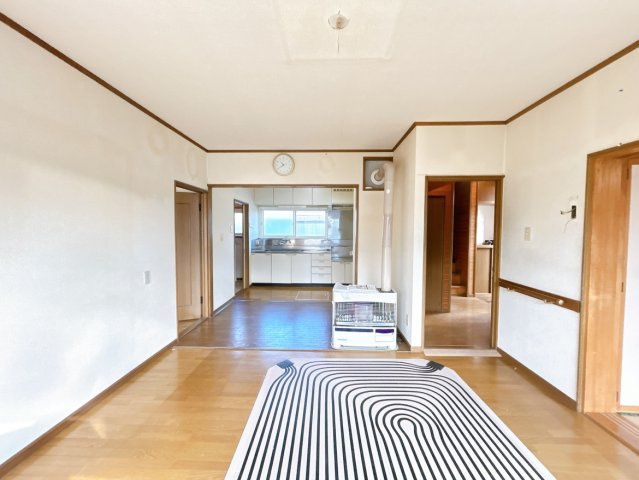 【キッチン】 | 北見市中ノ島町３丁目１３番７号　中古売家 | 【リフォーム前】リビングから見た別アングルの台所写真です。リビングと離れておりますので棚の設置や冷蔵庫などを置くスペースもありそうですね。