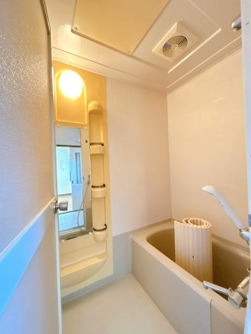 【浴室】 | 北見市中ノ島町３丁目１３番７号　中古売家 | 【リフォーム前】お風呂写真です。0.75坪サイズのユニットバスになっております。こちらは設備点検を行いクリーニングでお渡しいたします。