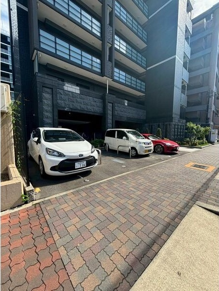 プレサンス上前津プレスの駐車場