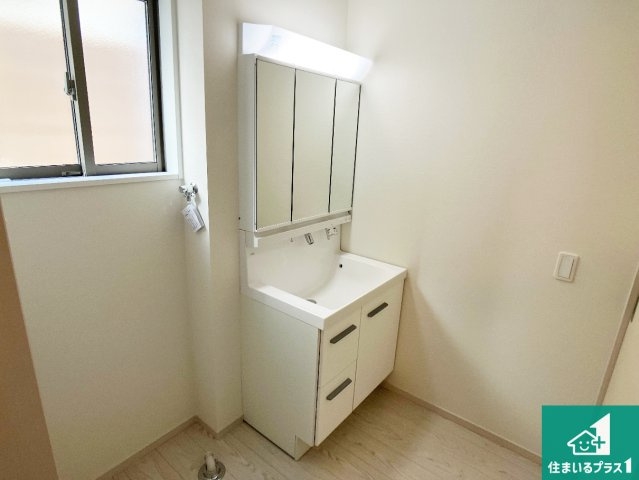 明石市太寺天王町　第1期　新築一戸建ての独立洗面台|清潔感のある洗面台です。フラットな鏡は掃除がしやすく毎日清潔！鏡裏には収納があるのでスッキリとした洗面台が保てます。