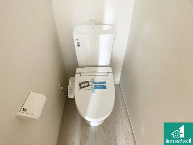 明石市太寺天王町　第1期　新築一戸建てのトイレ|1・2階の2ヶ所にあるので、朝の忙しい時間の順番待ちもなく、深夜の利用にも大変便利です。