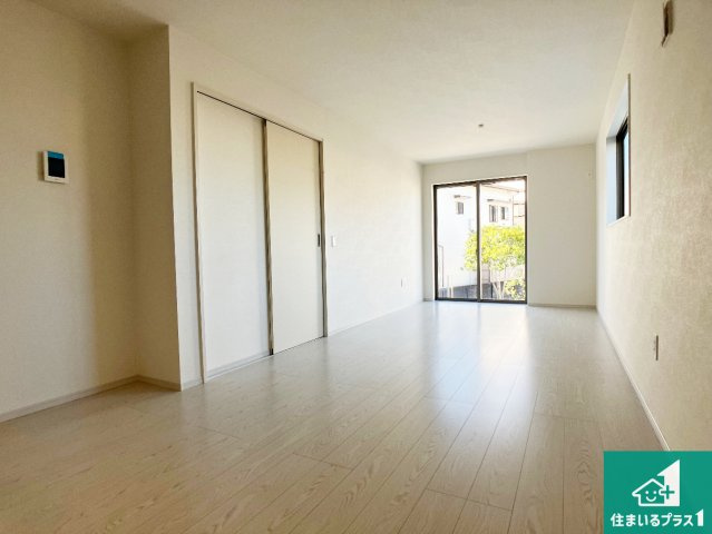 明石市太寺天王町　第1期　新築一戸建ての居間・リビング|日当たり良好の明るいリビングで朝の目覚めもスッキリできそう！対面キッチンでご家族のコミュニケーションも自然と増える設計！小さなお子様が遊ぶスペースを作っても広々とくつろげるLDK！