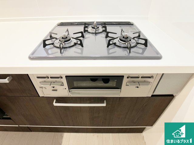 明石市太寺天王町　第1期　新築一戸建ての設備|ダブル高火力Ｓｉセンサー付きコンロ！３口あるので、まとめて料理をする時も大活躍！