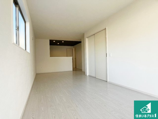 明石市太寺天王町　第1期　新築一戸建ての居間・リビング|子供を見守りながらお料理が出来るため家族のコミュニケーションか増えます♪スペースが広く確保されている為お子様が大きくなったときは一緒に料理を楽しめます♪