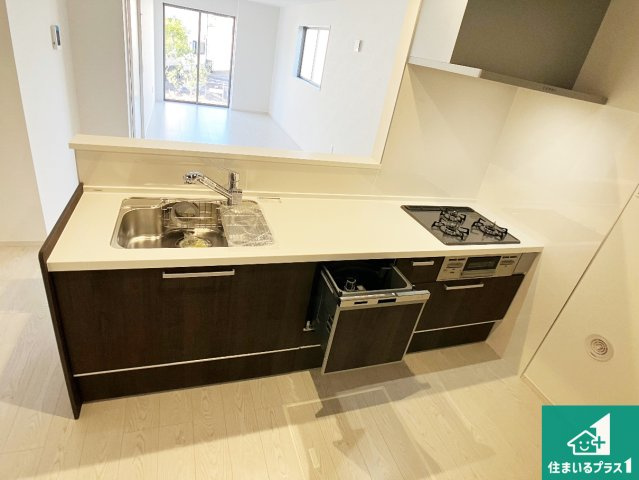 明石市太寺天王町　第1期　新築一戸建てのキッチン|明るいリビングで朝の目覚めもスッキリできそう！対面キッチンでご家族のコミュニケーションも自然と増える設計！小さなお子様が遊ぶスペースを作っても広々とくつろげるLDK！