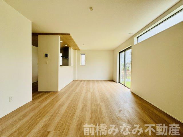 前橋市箱田町2期　２号棟(全３棟)　グラファーレ　新築建売分譲の居間・リビング|こちらのリビングで趣味の時間をお楽しみください