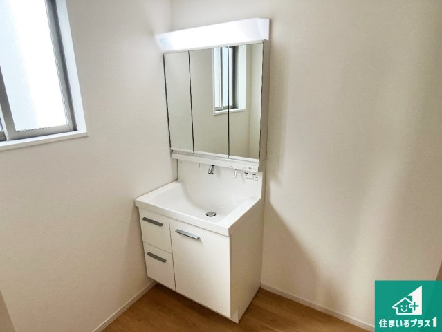 明石市太寺天王町　第1期　新築一戸建ての独立洗面台|清潔感のある洗面台です。フラットな鏡は掃除がしやすく毎日清潔！鏡裏には収納があるのでスッキリとした洗面台が保てます。