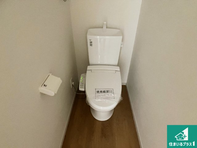 明石市太寺天王町　第1期　新築一戸建てのトイレ|1・2階の2ヶ所にあるので、朝の忙しい時間の順番待ちもなく、深夜の利用にも大変便利です。