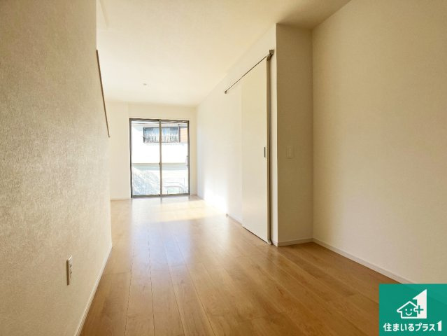 明石市太寺天王町　第1期　新築一戸建ての居間・リビング|日当たり良好の明るいリビングで朝の目覚めもスッキリできそう！対面キッチンでご家族のコミュニケーションも自然と増える設計！小さなお子様が遊ぶスペースを作っても広々とくつろげるLDK！