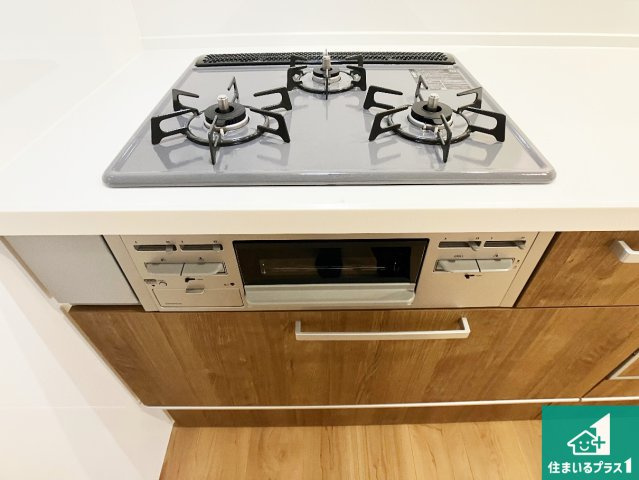 明石市太寺天王町　第1期　新築一戸建ての設備|ダブル高火力Ｓｉセンサー付きコンロ！３口あるので、まとめて料理をする時も大活躍！