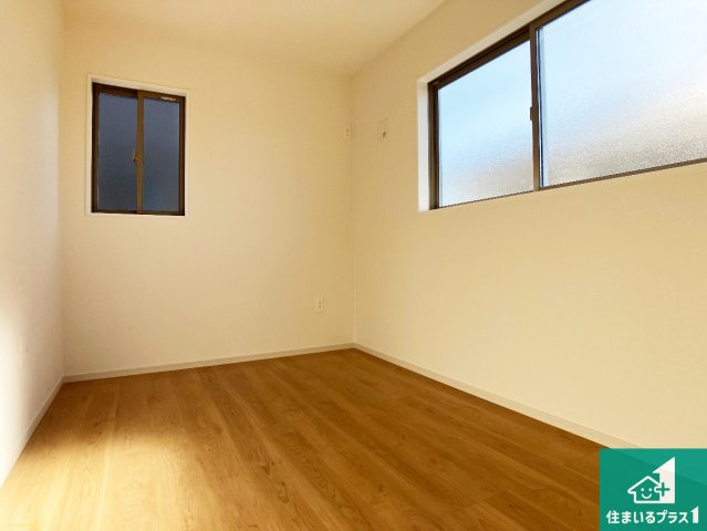 明石市太寺天王町　第1期　新築一戸建ての洋室|寝室は心地よい眠りについてもらいたくて、シンプルかつ開放的な空間な設計にしています！大きな窓から差し込む日が心地いいです♪