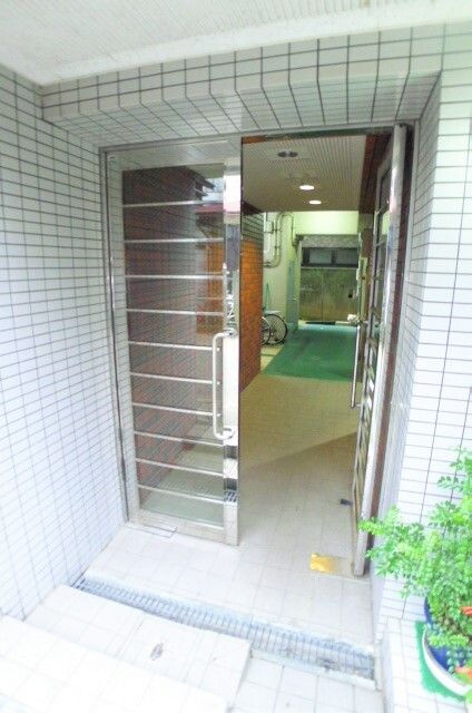 飯尾ビルのエントランス