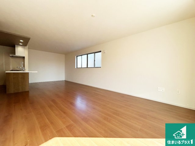 神戸市西区春日台　第1期　新築一戸建ての居間・リビング|日当たり良好の明るいリビングで朝の目覚めもスッキリできそう！対面キッチンでご家族のコミュニケーションも自然と増える設計！小さなお子様が遊ぶスペースを作っても広々とくつろげるLDK！