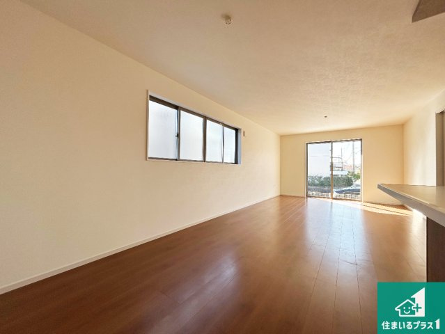 神戸市西区春日台　第1期　新築一戸建ての居間・リビング|リビングと統一感があり、使い勝手のいいキッチン。広々としているので、二人並んで作業が出来ちゃいます。お子様と一緒に色々なお料理に挑戦できるスペースがあります。