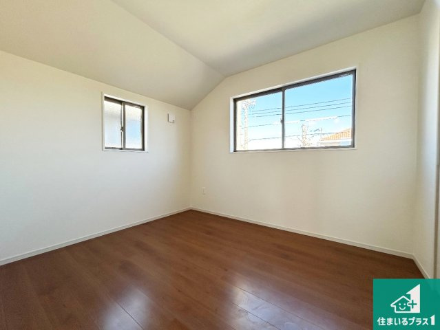 神戸市西区春日台　第1期　新築一戸建ての洋室|寝室は心地よい眠りについてもらいたくて、シンプルかつ開放的な空間な設計にしています！大きな窓から差し込む日が心地いいです♪