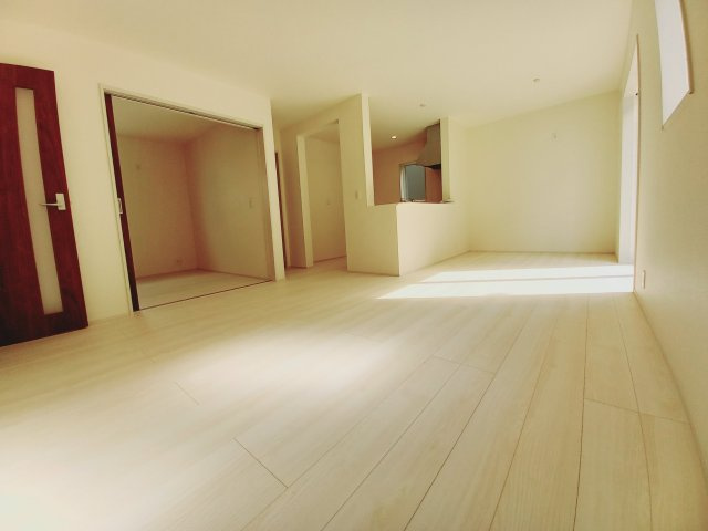 【いわき市平下平窪2期】全5棟／1号棟　平第四小・第一中　デザイナーズ新築！の居間・リビング|同施工◆リビングの写真です◆　休日はリビングで、ゆっくりとテレビ鑑賞など…楽しみが増えますね。　家族のコミュニケーションがより一層深まります。

