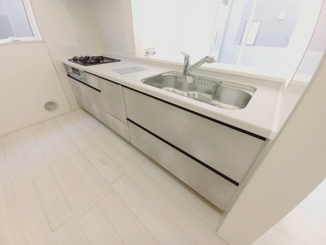 【いわき市平下平窪2期】全5棟／1号棟　平第四小・第一中　デザイナーズ新築！のキッチン|同施工◆キッチンの写真です◆
キッチンからリビングを見渡すことができ、お子様の様子を見ながら作業ができます♪　水や熱に強いステンレスシンクは、汚れに強いためお掃除が楽ちんです。

