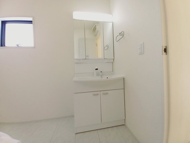 【いわき市平下平窪2期】全5棟／1号棟　平第四小・第一中　デザイナーズ新築！の独立洗面台|同施工◆洗面所の写真です◆　洗面台は朝をすっきりさせてくれる空間としては大切な空間です。バタバタしている忙しい朝でも収納が多い洗面台では短い時間で効率良く支度ができます。


