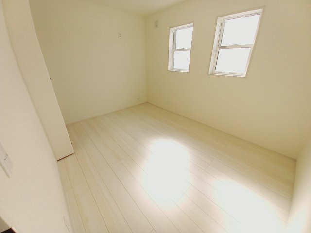 【いわき市平下平窪2期】全5棟／1号棟　平第四小・第一中　デザイナーズ新築！の洋室|同施工◆居室の写真です◆　充分な広さの収納を備え、採光良好な洋室は、快適空間。プライベートの時間もゆったりお寛ぎ頂けそうです。

