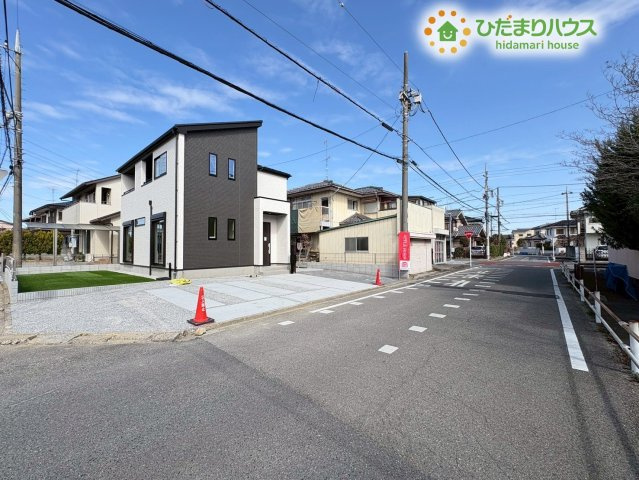 熊谷市肥塚　新築一戸建て　グラファーレ　01の前面道路含む現地写真|陽当たりが良く開放感がある南西×南東角地。前面道路幅もゆとりがあるのでお車の出し入れもラクラク行えます(^^)/