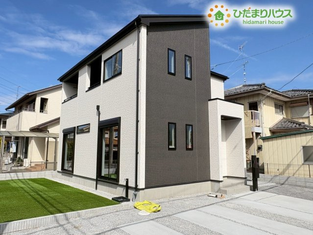 熊谷市肥塚　新築一戸建て　グラファーレ　01の外観|黒を基調としたアクセント壁が目を引く、モダンでシャープな外観です！前面が大きく開けているためしっかり光が差し込み、すっきりとした開放感のある綺麗な佇まいです！