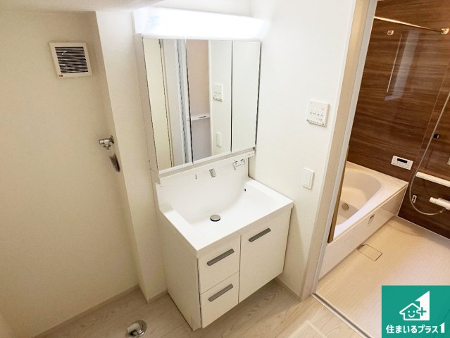 明石市太寺天王町　第1期　新築一戸建ての独立洗面台|清潔感のある洗面台です。フラットな鏡は掃除がしやすく毎日清潔！鏡裏には収納があるのでスッキリとした洗面台が保てます。