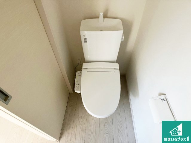 明石市太寺天王町　第1期　新築一戸建てのトイレ|1・2階の2ヶ所にあるので、朝の忙しい時間の順番待ちもなく、深夜の利用にも大変便利です。