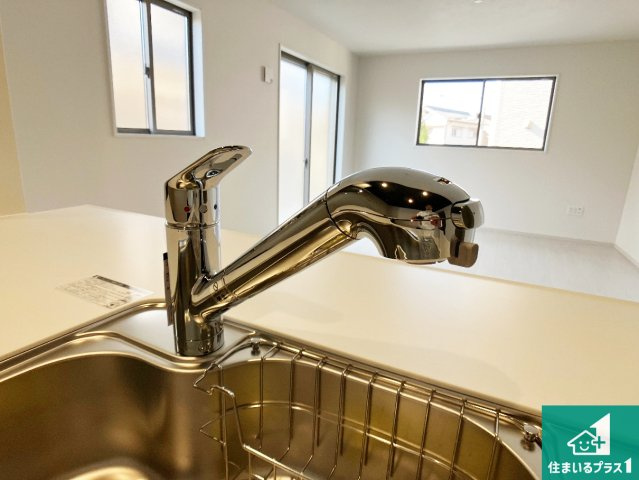 明石市太寺天王町　第1期　新築一戸建ての設備|蛇口の先端に浄水器を内蔵しています！原水と浄水、お湯と冷水、シャワーの切替えがワンタッチなので用途によって使い分けられます。