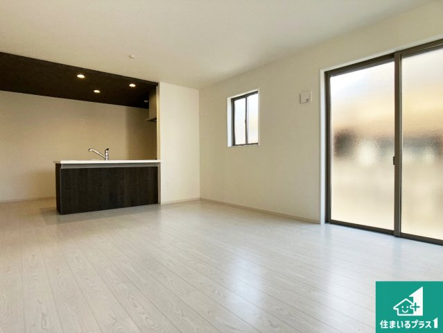 明石市太寺天王町　第1期　新築一戸建ての居間・リビング|子供を見守りながらお料理が出来るため家族のコミュニケーションか増えます♪スペースが広く確保されている為お子様が大きくなったときは一緒に料理を楽しめます♪