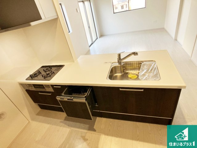 明石市太寺天王町　第1期　新築一戸建てのキッチン|明るいリビングで朝の目覚めもスッキリできそう！対面キッチンでご家族のコミュニケーションも自然と増える設計！小さなお子様が遊ぶスペースを作っても広々とくつろげるLDK！