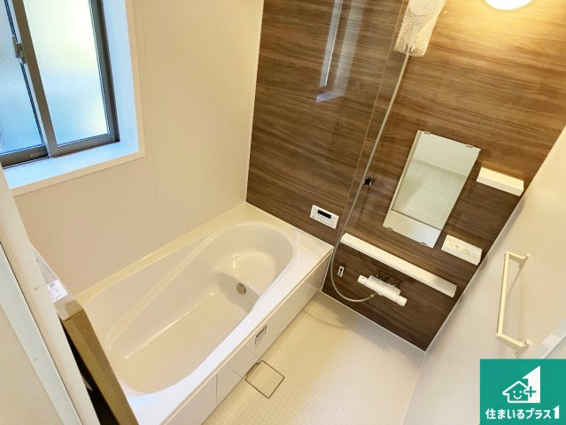 明石市太寺天王町　第1期　新築一戸建ての浴室|足をゆったり伸ばして寛げる浴槽です。窓が設けられていますので差し込む光が明るく穏やかな雰囲気にしてくれます♪浴室乾燥機も設置しているので、雨の日の洗濯物も安心です♪