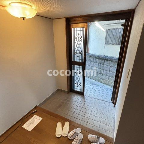 川勝町車庫付き戸建ての玄関