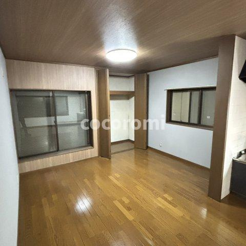 川勝町車庫付き戸建ての居間・リビング