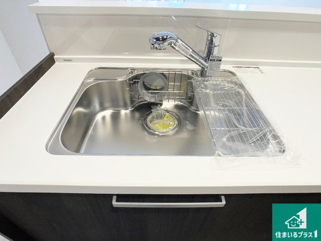 明石市太寺天王町　第1期　新築一戸建ての設備|蛇口の先端に浄水器を内蔵しています！原水と浄水、お湯と冷水、シャワーの切替えがワンタッチなので用途によって使い分けられます。