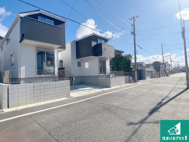 明石市太寺天王町　第1期　新築一戸建ての前面道路含む現地写真|周辺は閑静な住宅街！前面道路広々で車の出し入れも便利です。駐車が苦手な方でも安心して車庫入れできます！