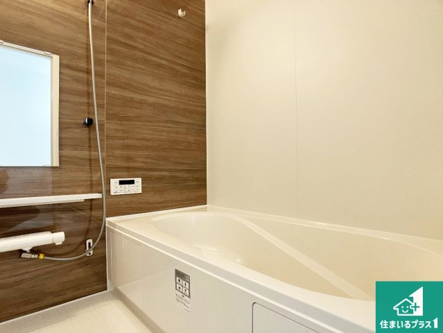 明石市太寺天王町　第1期　新築一戸建ての浴室|足をゆったり伸ばして寛げる浴槽です。窓が設けられていますので差し込む光が明るく穏やかな雰囲気にしてくれます♪浴室乾燥機も設置しているので、雨の日の洗濯物も安心です♪