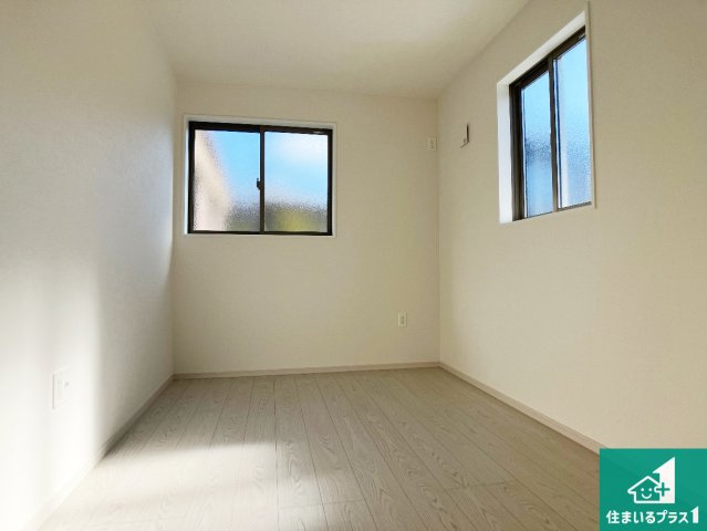 明石市太寺天王町　第1期　新築一戸建ての洋室|寝室は心地よい眠りについてもらいたくて、シンプルかつ開放的な空間な設計にしています！大きな窓から差し込む日が心地いいです♪